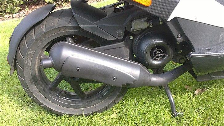 Piaggio NRG Power DT - Ny monteret Giannelli GO udst. varmeskjold er spraymalet med varmebestandig maling billede 14