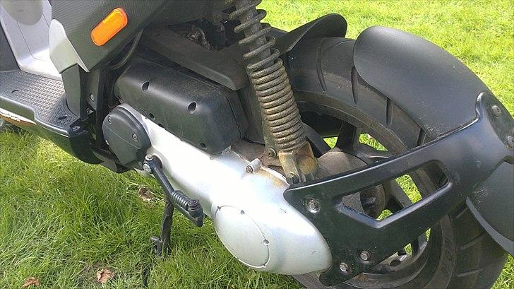 Piaggio NRG Power DT - Vario skjold som er lidt ridset og støddæmper der er gul billede 16