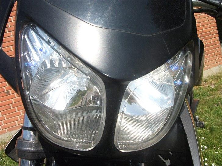 Derbi Senda Sm Extreme Solgt - Forlygter, og hvis man ser godt efter kan man se dioderne billede 5