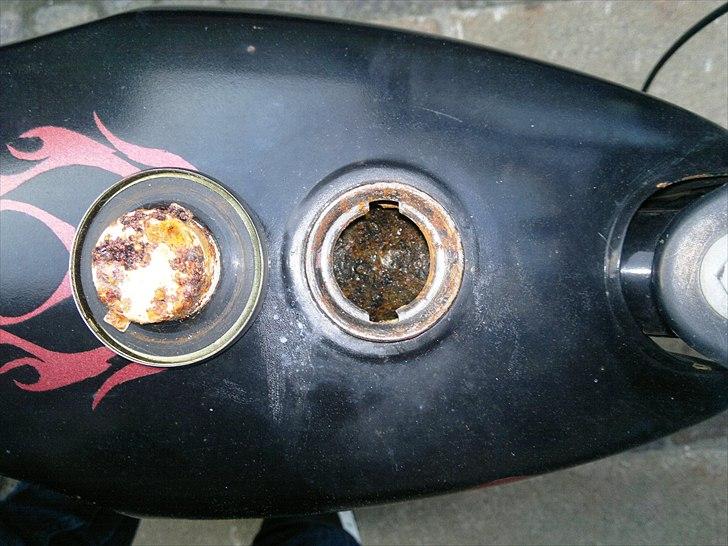 Suzuki DM50 Samurai - Benzintanken er vist ved at være godt færdig. billede 12