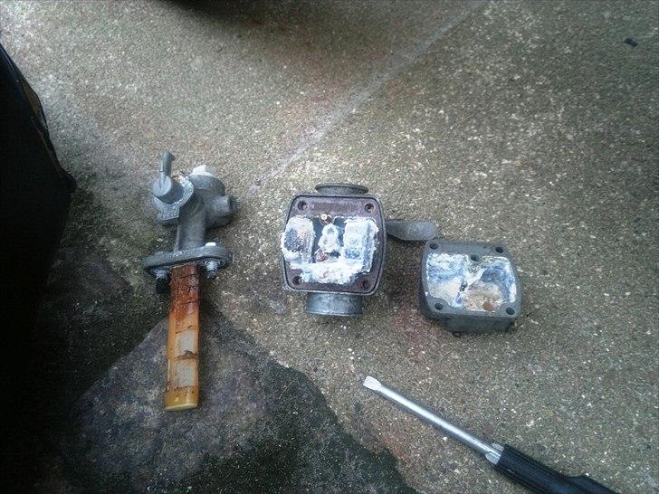 Suzuki DM50 Samurai - Viser list af skaderne af at den har stået med brændstof i tanken for længe billede 16