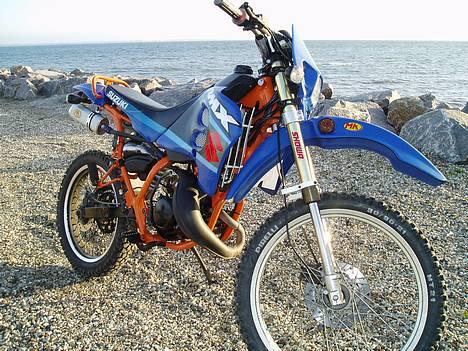 Suzuki RMX -TEAM SVIN- - Her er den blevet autolakeret diverse steder, og sprøjet ind i noget olie/vox der forhindre rust! mene desvære tiltrækker det lort heh og skinder heller ikke så meget... billede 1