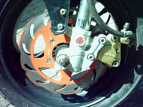 Piaggio Nrg Mc3 - Her er metrakits bremse skive og brembo kaliber der har ligget i spritbad billede 3