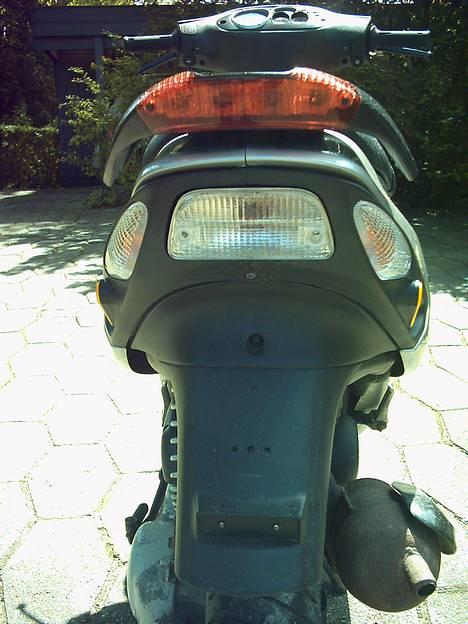 Piaggio Nrg Mc3 - De klare glas ser rigtig porno ud om aftenen. Bagskræmen er blevet cutet lidt ned,så er der kommet 2 røde xlazerleds dioder og jeg har fjernet nummerplade holderen. billede 9