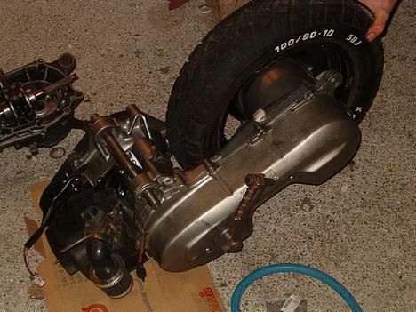 Yamaha Jog FS: SOLGT - Motoren er i påsken blevet renoveret, med nye C3 lejer, og så der den blevet mega renset og malet.. Samt min Next er blevet malet, så nu ser den bare godt ud.. billede 10