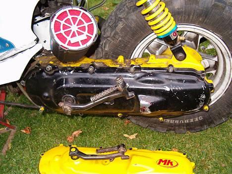 Yamaha BWS SOLGT - Motoren er igang med at bliver malet og puleret... og mine fælge er igang med at få puleret kanterne og bliver malet blå inden i... billede 7