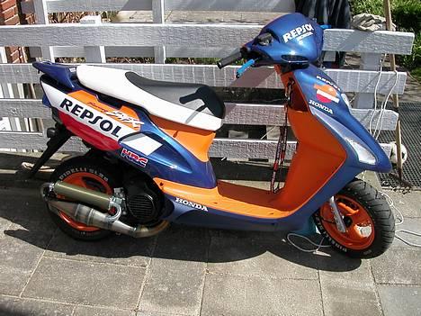 Honda SFX Repsol $ - Obs. gammelt billede hvor ophænget ikk var tilpasset billede 9