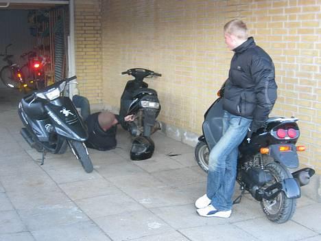 Sym Jet 50 - Peter roder med hans jog, den går hele tiden i stykker. billede 9