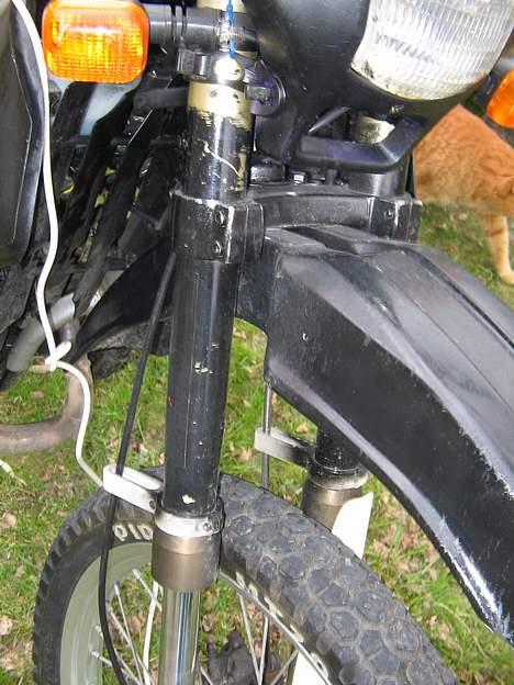 Suzuki RMX - Ham jeg købte den af, havde malet forgaflen matsort... GRIMT, men jeg fik det af med cellulosefortynder billede 6