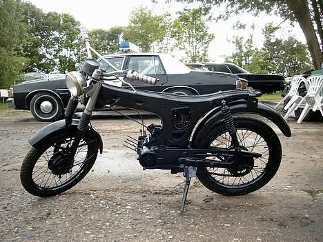 Yamaha FS1 K1 - Lige lakeret ALT blanksort (selv dækkene (host host) :-P) bortset fra det oppe ved lygten.. billede 9