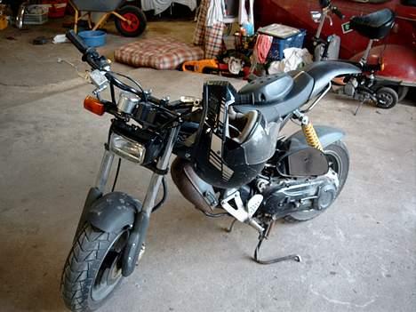 Suzuki Street Magic - Lige efter manden jeg købte den af havde fået pengene og han var kørt igen :-D (fik hjelmen med også) billede 11