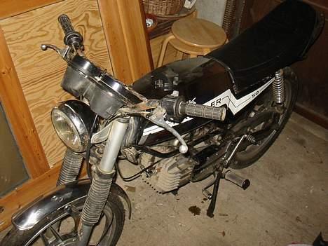 Kreidler Flott 1,2 hk 2 gear  - Det var samme dag jeg havde fået den. Den havde stået stille i et par år. bemærk hvor grim den så ud dengang =) billede 3