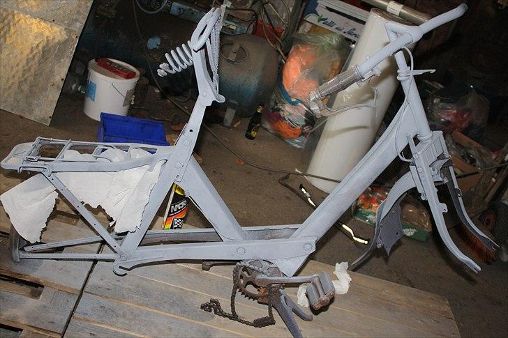 Velo solex 3800 - står lige pt. sådan ude på mit arbejde ved maleren. skal sandblæse den orndtelig i påskeferien.  billede 14