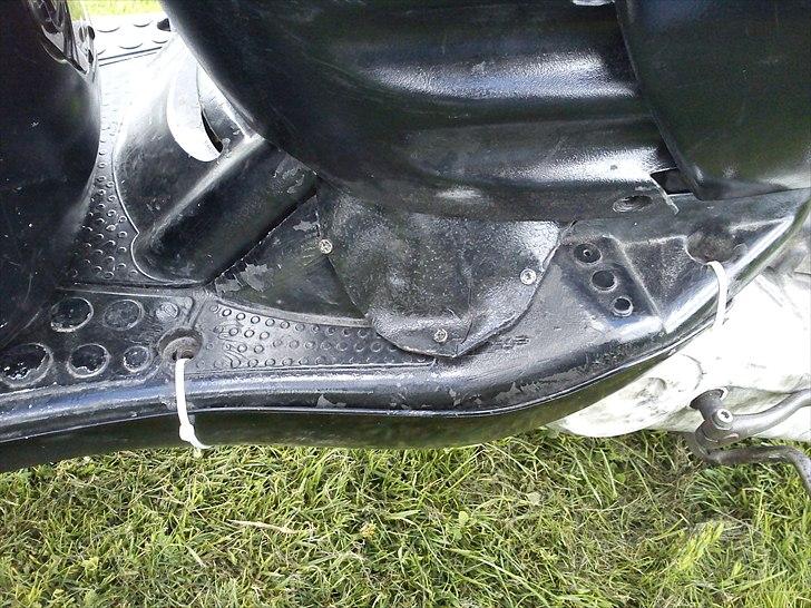 Aprilia sonic STJÅLET - tidligere ejer havde lavet et hul til luftfilteret, så der har jeg bare lige lavet en plade :D billede 6