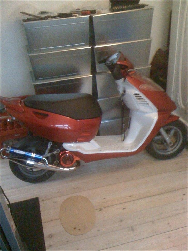 Aprilia sonic SOLGT - som den ser ud nu med blank hvid lakeret inderskjolde billede 1