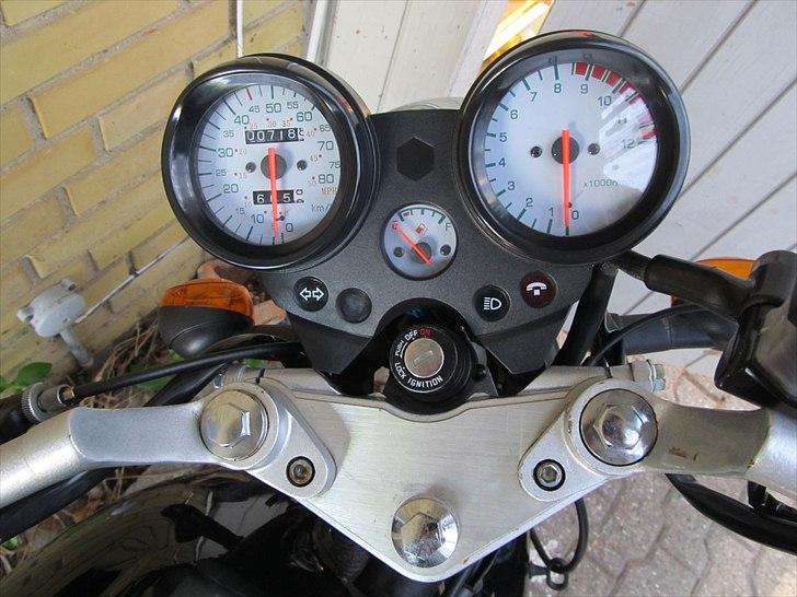 Yamasaki YM50-8B - Instrumenterne:
Speedometer
Omdrejningstæller
Tankmåler
Diverse lamper, der indikerer blinklys, fjernlys, gearnummer og GSM-modtagelse. billede 2