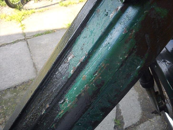 Puch Maxi K - Bæst ™ - Forrige ejer malede den over, fra fin grøn, til grim sort. Det er helt sikkert husmaling! Har du et tip til at fjerne det? billede 2