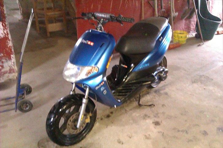 Derbi Atlantis - har lige malet den. :-) metallic blå og sort. billede 7