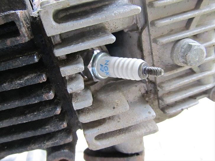 Yamasaki YM50-8B - Nyt NGK-tændrør billede 8