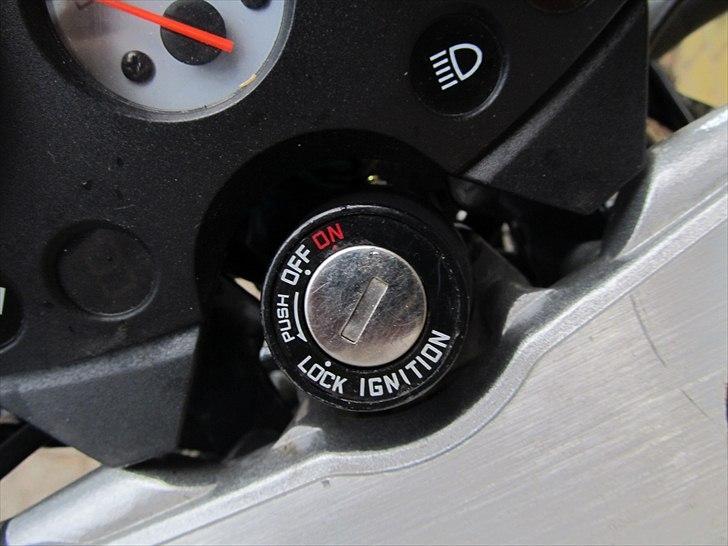 Yamasaki YM50-8B - Billede af tændingslåsen, hvor man også kan se at der er styrlås på den. billede 9