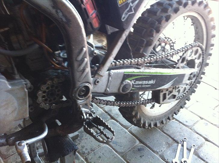 Kawasaki Kx 125 - 2 slidte tandhjul og en sur gammel kneppet kæde  billede 3