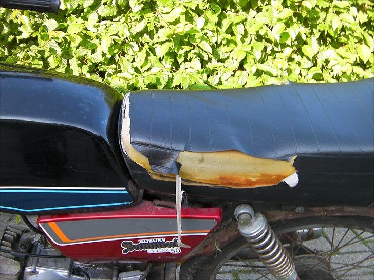 Suzuki Samurai DM50 - Som man kan se er sædet desværre gået i stykker. Derfor sættes et nyt på. billede 5