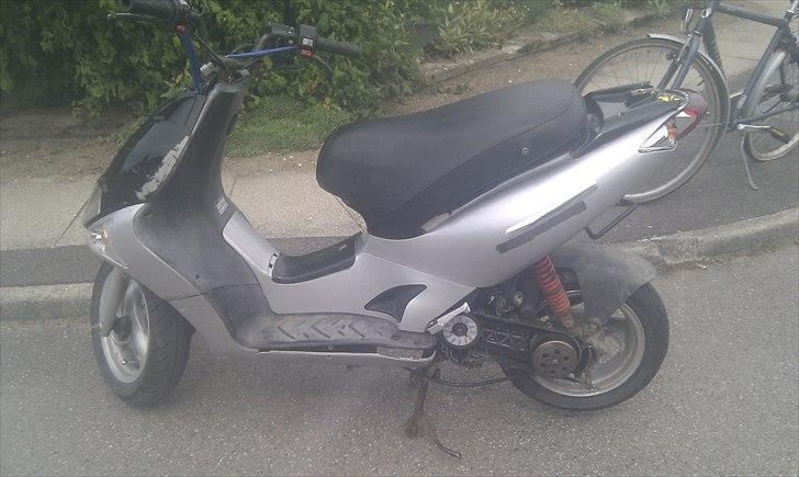 Kymco super 9 - fra den anden side. billede 4