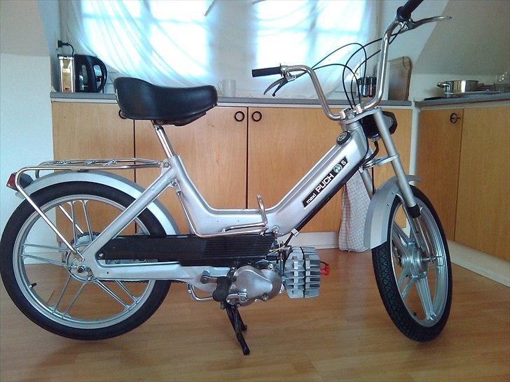 Puch maxi - så mangler der kun et udst og noget benzin :) ja og så lige det side skjold på modsatte side... hvis der etr nogen der har et pænt exemplar af dette i sort vil jeg godt købe:) billede 1