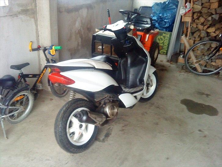 Yamaha Jog R.  SOLGT - denne udstødning sidder ikke på mere. billede 2