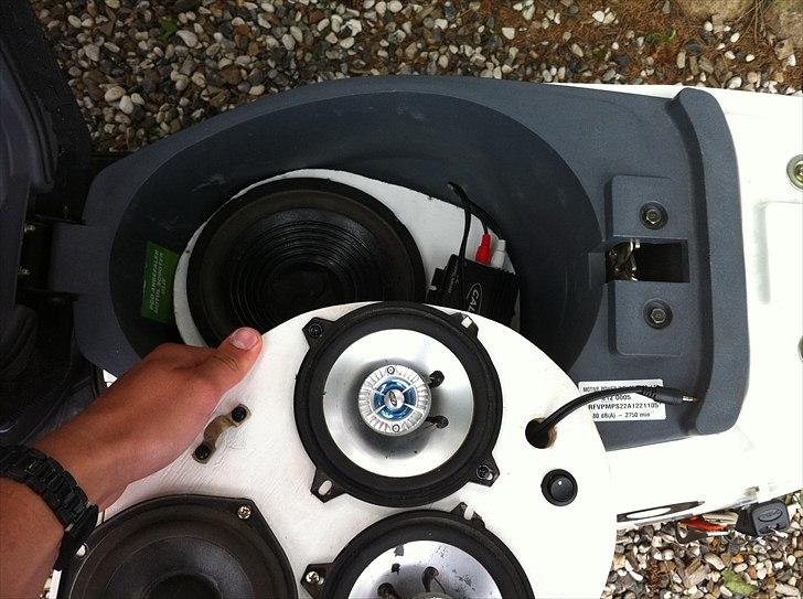 PGO Hot 50 - og neden under første plade er der endnu en plade med en endnu større bass :D det spiller rigtig godt :D  billede 8