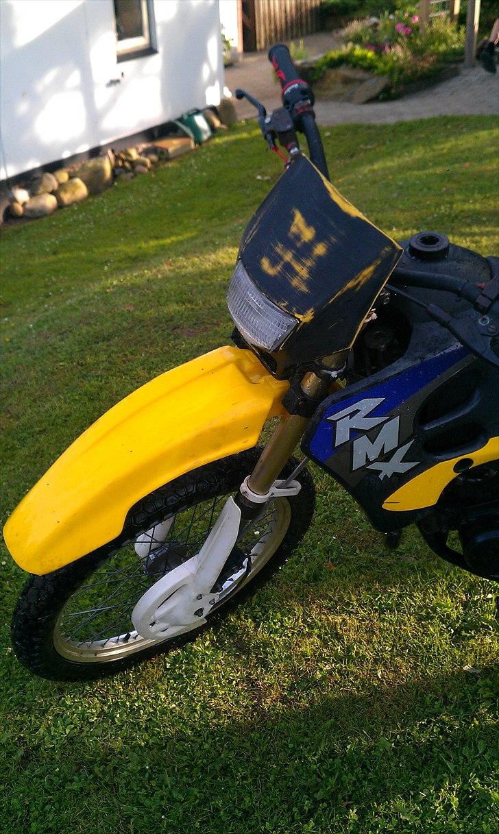 Suzuki RMX - pladstikket ved forlygten er budset ned så den kan blive lakeret! billede 6
