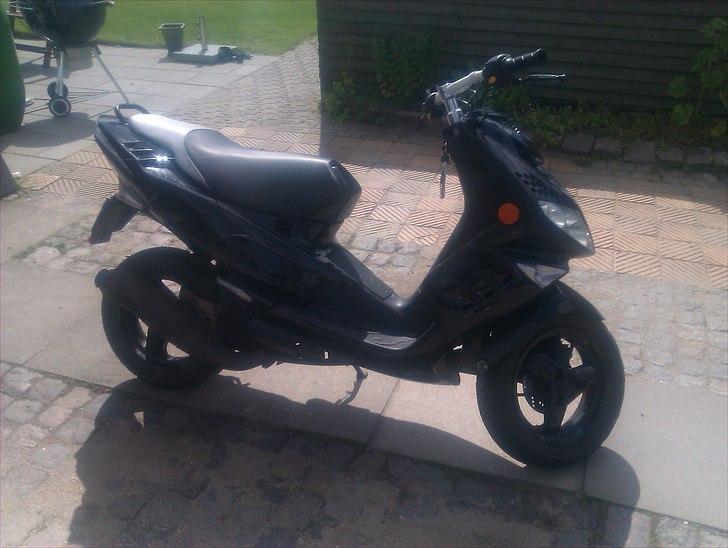 Peugeot Speedfight 2 AC - Scooteren som den var da jeg købte den, jeg har INTET lavet om på den endnu - billedet er taget ca. 22/6 - 2011. billede 19