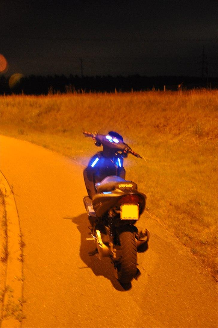 Keeway F-act - Min keeway f-act om natten nu med NEON! :D billede 1