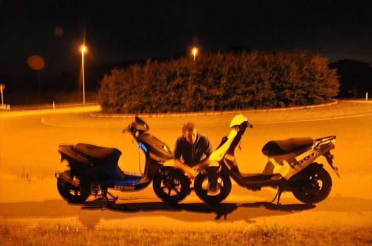 Keeway F-act - mig og min vens scooter og mig der sidder på hug midt i :D billede 12