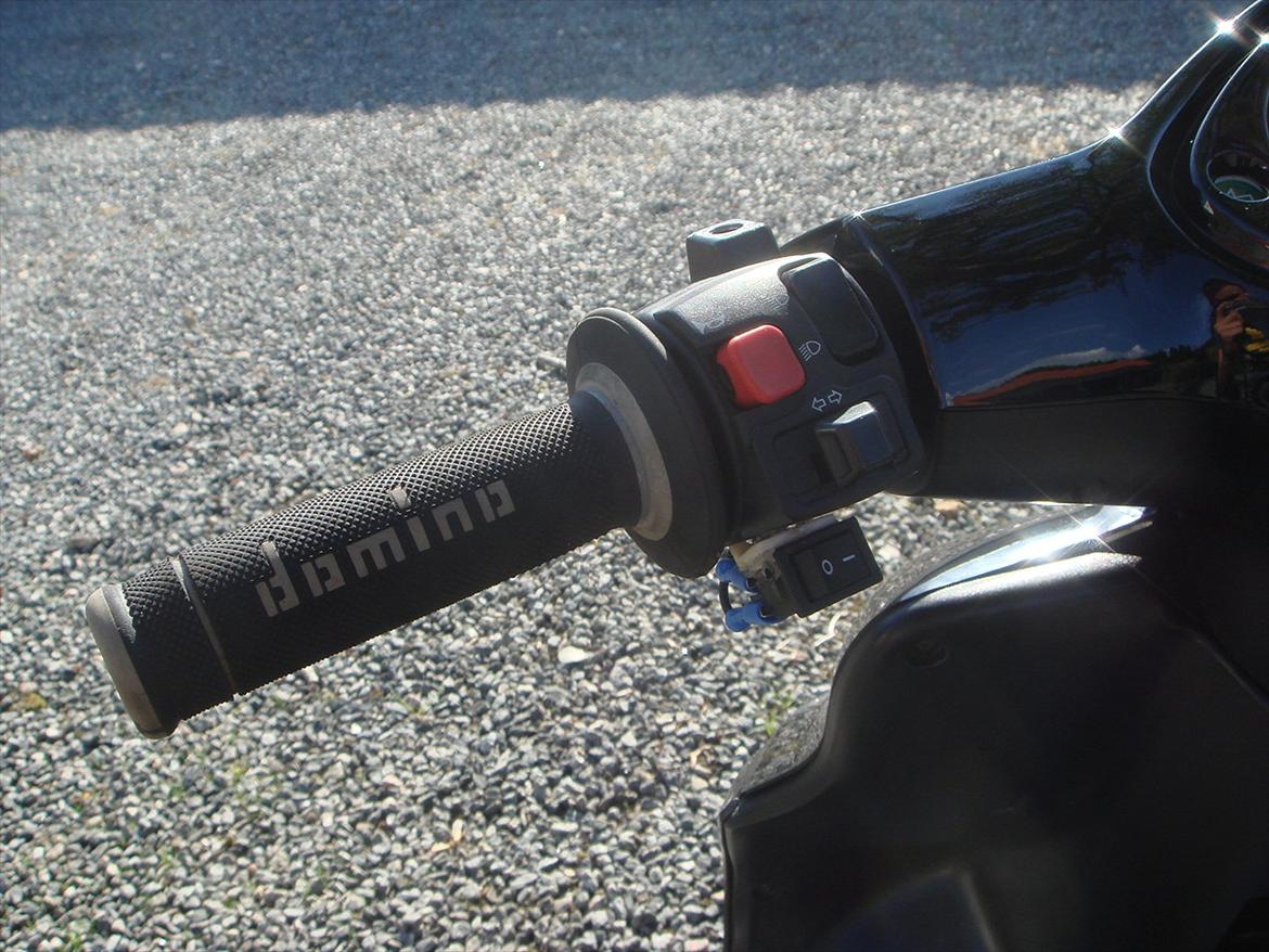 Yamaha Jog R (Efter) SOLGT - Den ekstra kontakt er en "home made" on/off kontakt til for og bag lygten billede 4