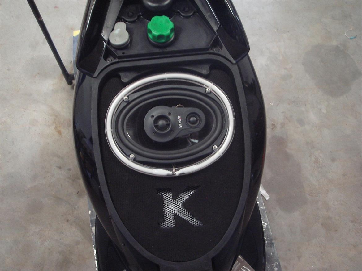 Yamaha Jog R (Efter) SOLGT - Det dejlige anlæg med et udskåret "K" med gitter i, neon rund om højtaleren der blinker i takt til musikken ;) billede 13