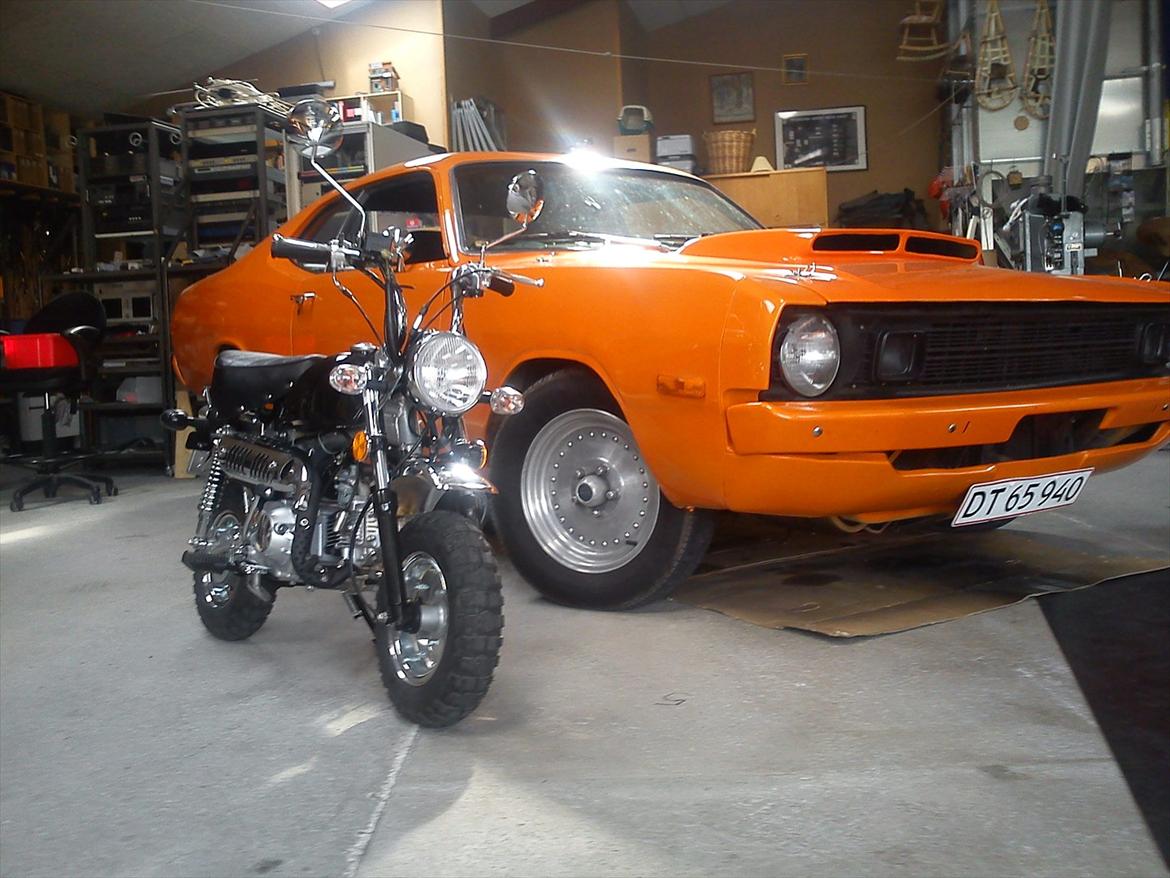 Skyteam Monkey - Med svigermors Dodge Demon. billede 1