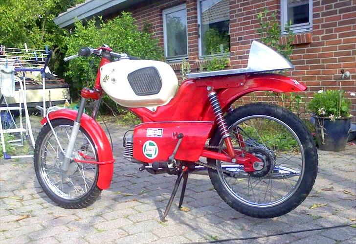 Kreidler Strassen-Renner van Hansen, MC. - En racer skal naturligvis have et Castrol-mærke, og når man nu er  fanatisk bruger af Champion tændrør, så.... :o) billede 9