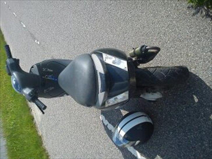 Piaggio new zip total skadet billede 3