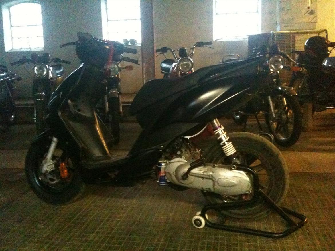 Yamaha Jog RR - Så er den snart ved at være færdig, bare ufattelig dårlige billeder. billede 10