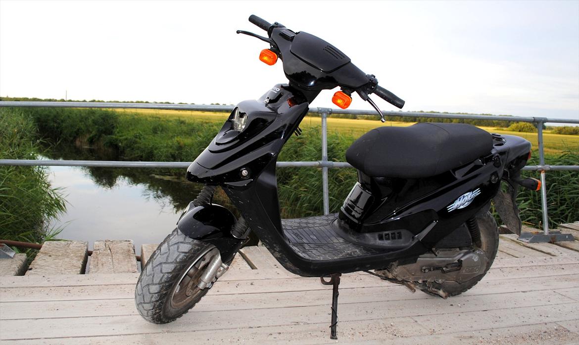 PGO Hot 50 - Der er lige bestilt ny støddæmper i hvid, fodmåtte i hvid og 4 stk blinklys-glas i carbon-look.  billede 1