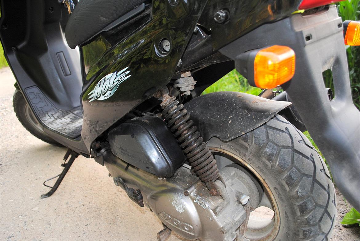 PGO Hot 50 - Der er lige bestilt ny støddæmper i hvid, fodmåtte i hvid og 4 stk blinklys-glas i carbon-look.  billede 8