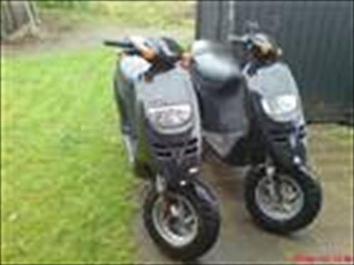 Piaggio Typhoon # Væk - Laaaangt tilbage, den til venstre er min da den engang så sådan ud. Den til højre var en kammerats :-) De lignede hinanden mega meget. Sorry for billede kvaliteten men det er et meget gammelt billede. billede 16