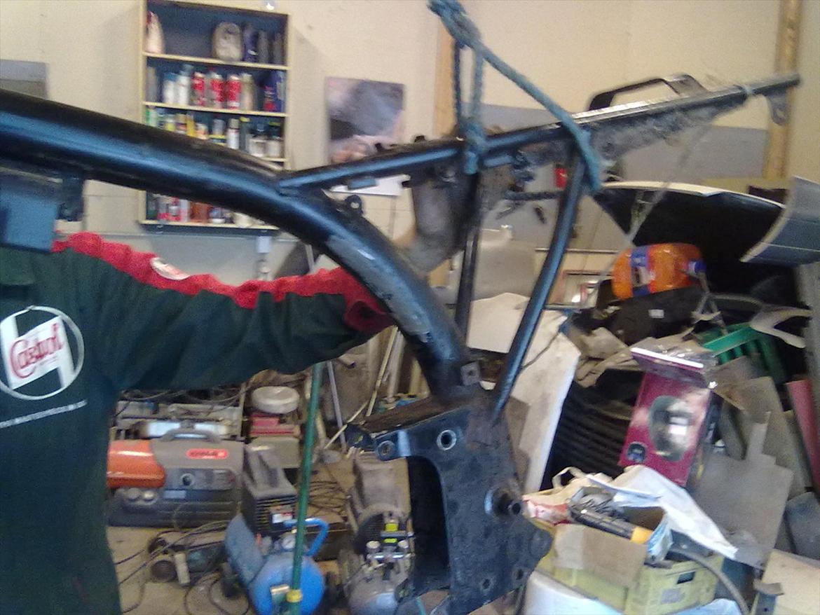 Suzuki DM50 Samurai - Stellet strippes og alle unødvendige beslag fjernes: dejlig glatbarberet billede 20