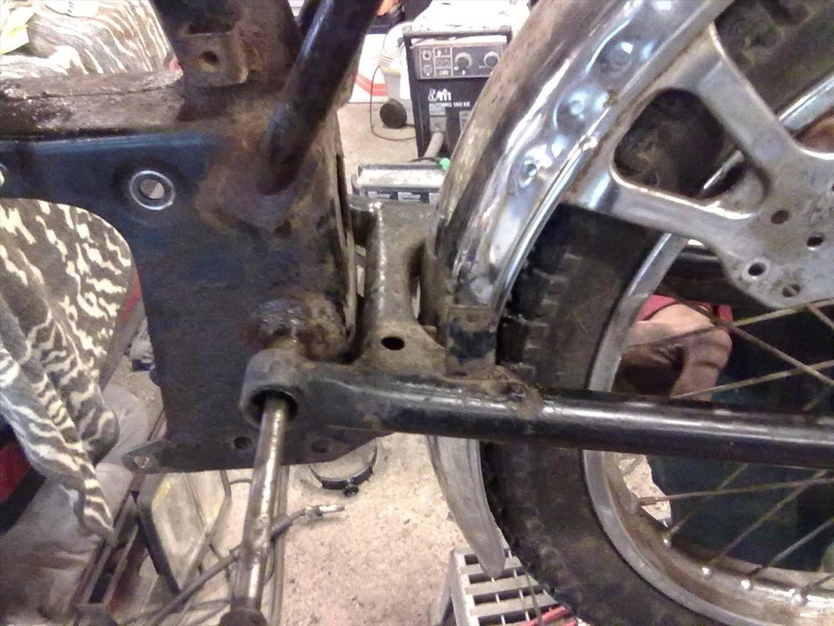 Suzuki DM50 Samurai - Bagskærmen (som bliver en modificeret) forskærm fastmonteres på svingeren, ligger tæt på dækket. Skræm og hjul kommer til at følges ad via det specielle ophæng der bliver lavet billede 19