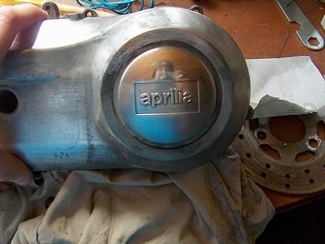 Aprilia Sonic GP - Er gået så småt i gang med at polere vario skjold. Det skal nok blive godt. billede 7