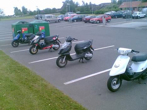 Yamaha Jog FS - Ja sådan ser den ud i dag... Den hvide!!! billede 5