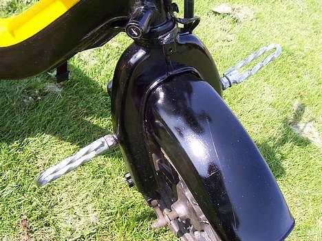 Suzuki FZ50 [ Solgt ] - Tjek de total fede fodholdere :D de er bare lidt svære at styre med ^_^ billede 3