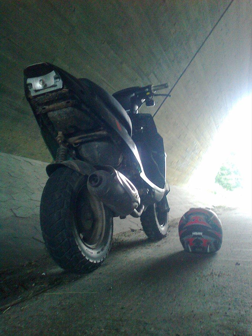 PGO Hot'50. - Go røv, der skal være plade på. sys det er grimt, så tog den af, og tabte baglygteglasset, da jeg kørte her hen af. billede 7