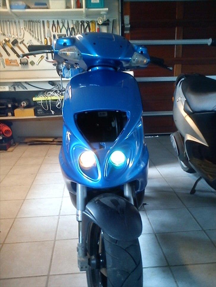 Piaggio Nrg mc3 Opc line - Man kan godt se der er kommet blå pære i højre side :P
 billede 18